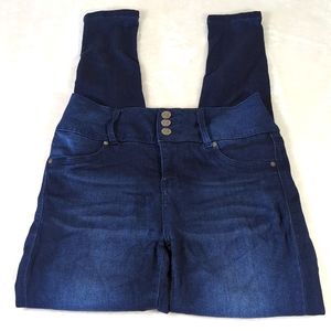 - Wallflower knit 5 stretchy skinny jeans NWOT